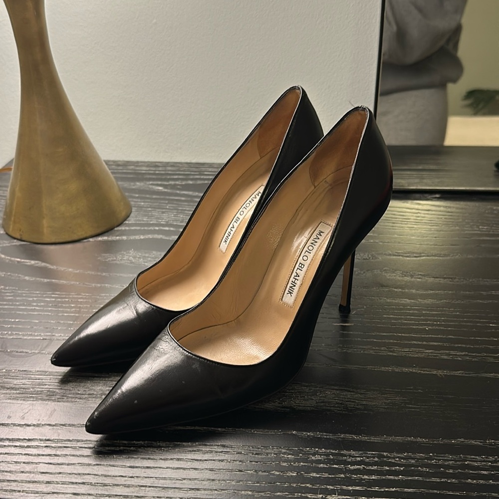 Manolo Blahnik black pumps 39